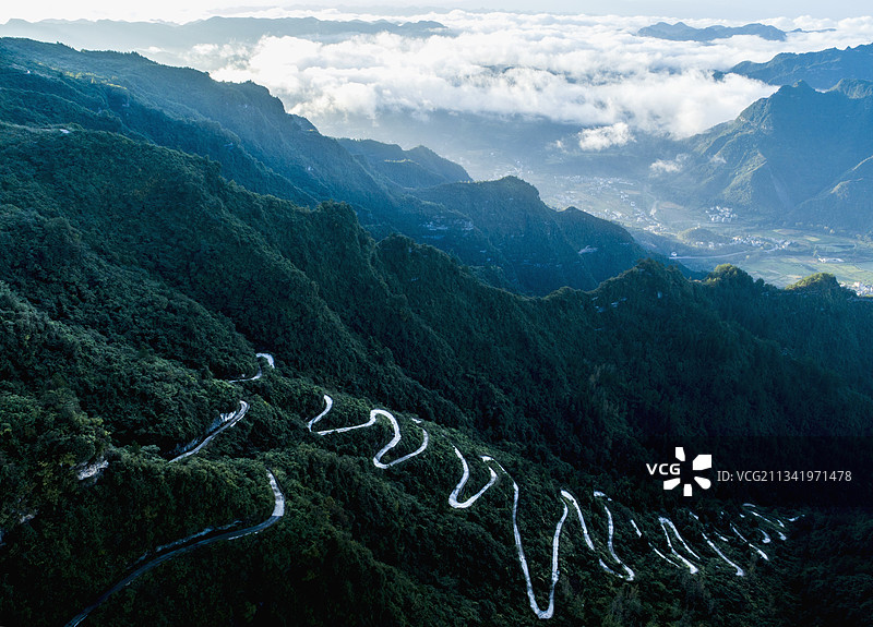 湖北：鄂渝边界上的云端“天路”咸丰县大路坝盘山公路图片素材