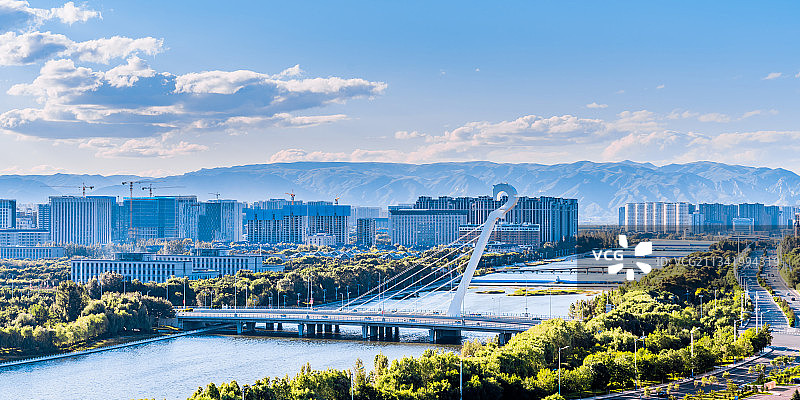 中国内蒙古呼和浩特马头琴桥城市天际线风光图片素材