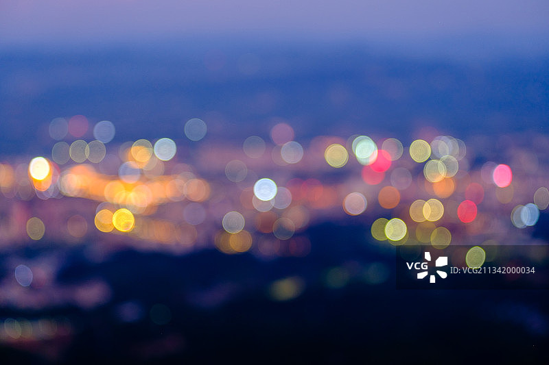 傍晚城市灯光虚化图片素材