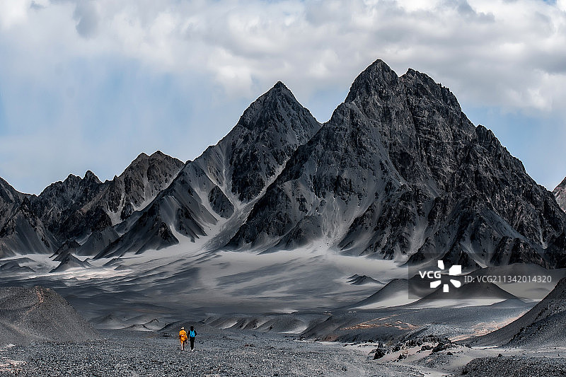 山峰下的人图片素材