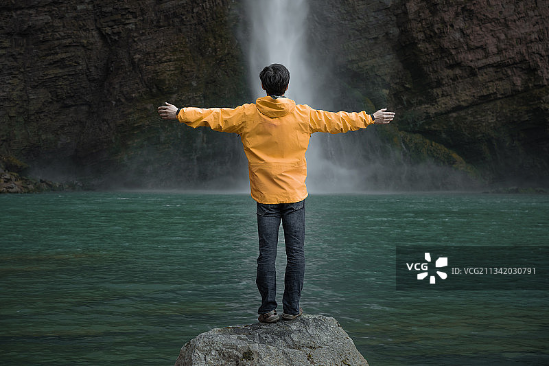 人与自然的背景图片，胜利者的姿态。图片素材