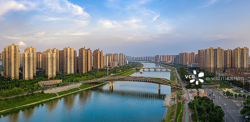 碧水蓝天下的浏阳河图片素材