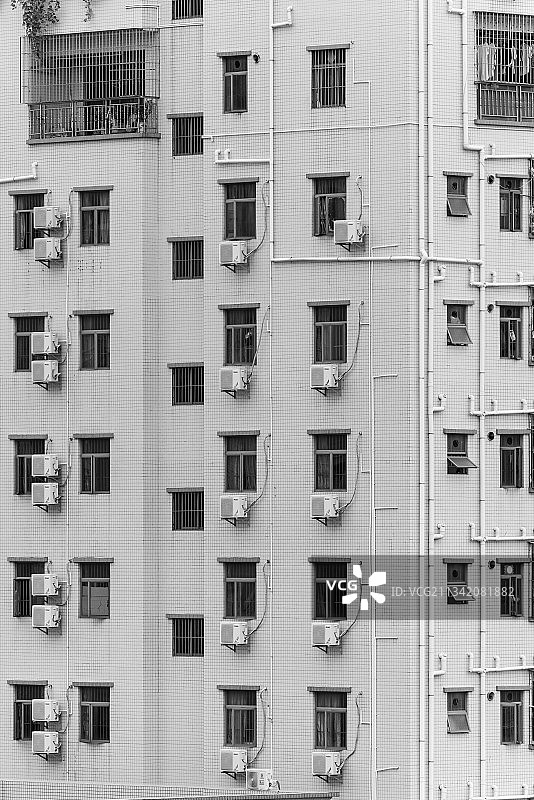 深圳城中村外墙上挂着整齐的空调外机图片素材
