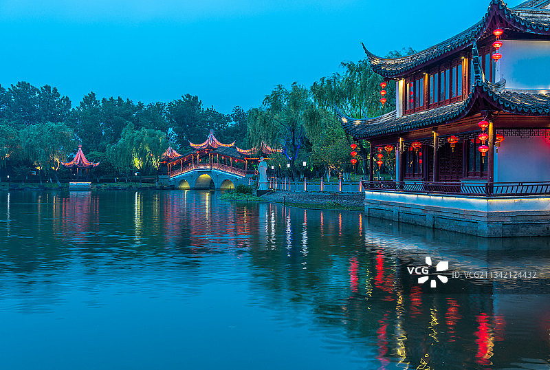 浙江嘉兴西塘古镇的夜景图片素材