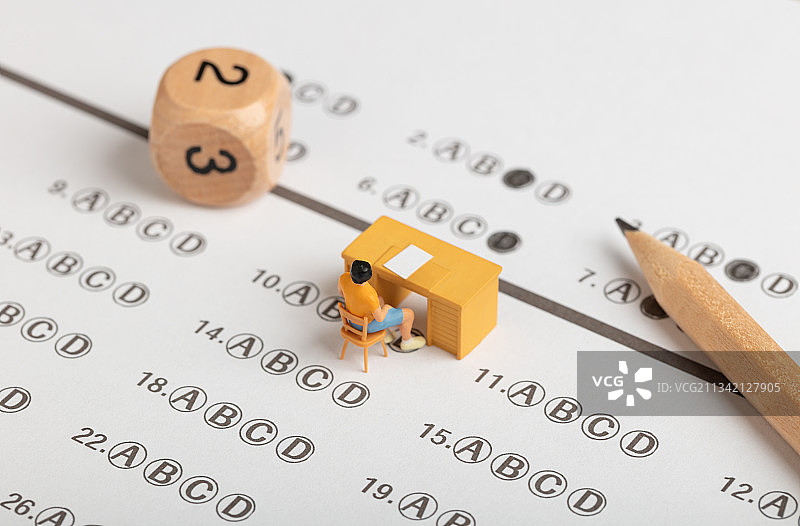 微缩创意考试骰子答题卡不会做题碰运气图片素材