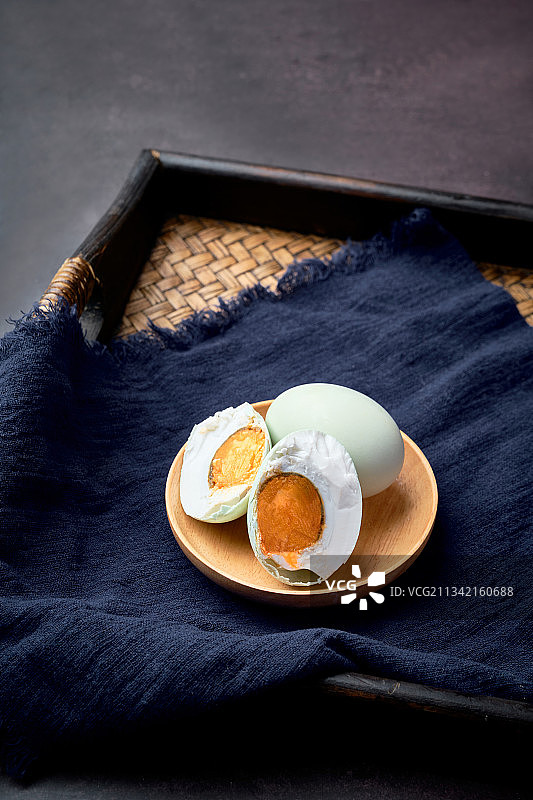 一叠美味的红油咸鸭蛋图片素材