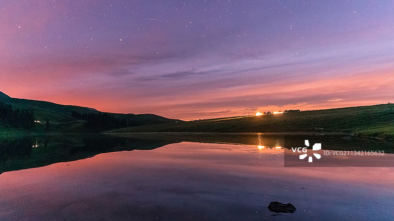 伊犁仙女湖蓝调时刻图片素材