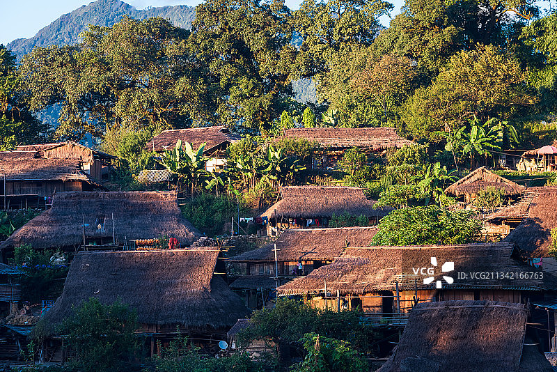 夕阳下的翁丁村图片素材