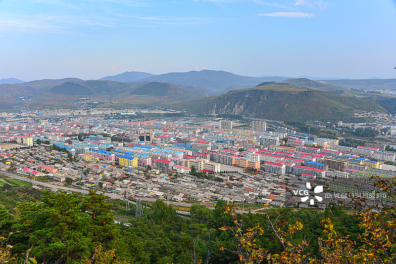 长白县灵光塔俯瞰长白县城全景图片素材