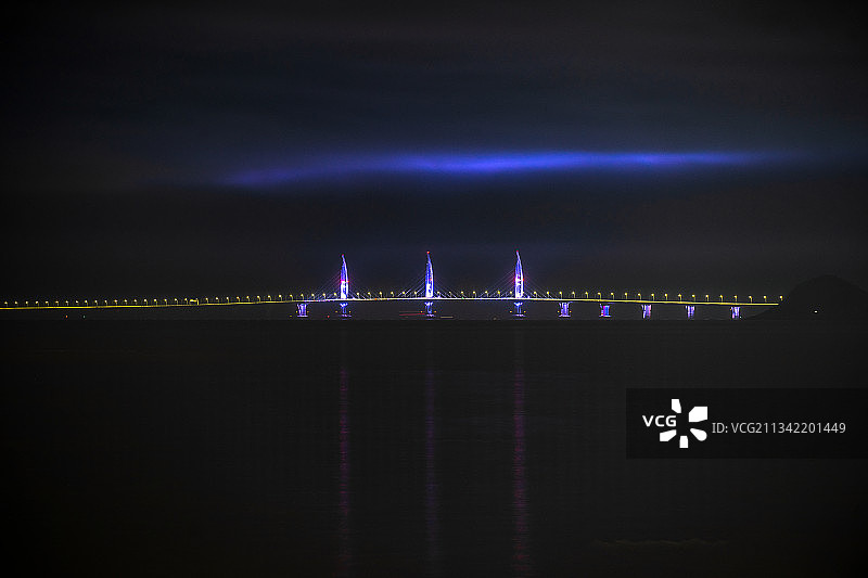 遥望港珠澳大桥夜景（珠海视角）图片素材