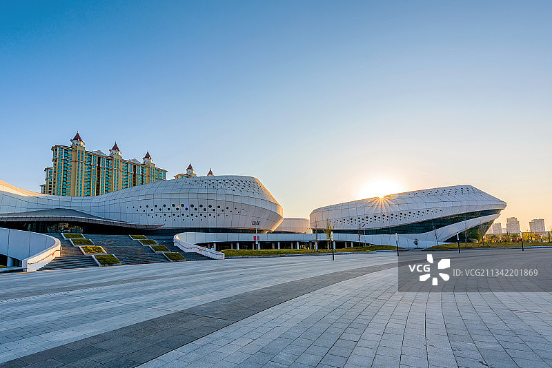中国湖北孝感文化中心日暮风光图片素材