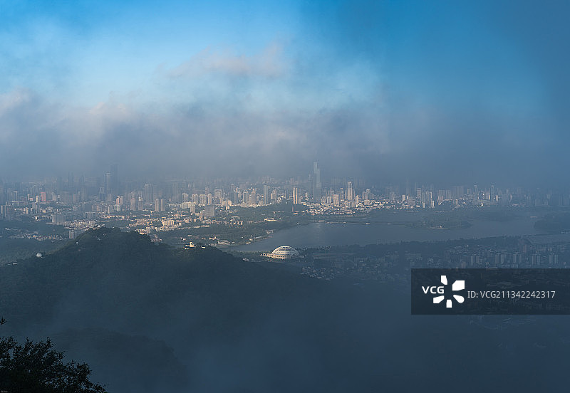 守得雾开见日明图片素材