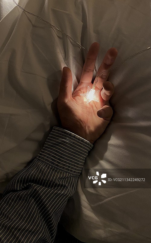 手握星光，熠熠生辉图片素材