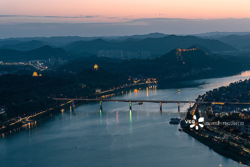 夜色中的河图片素材