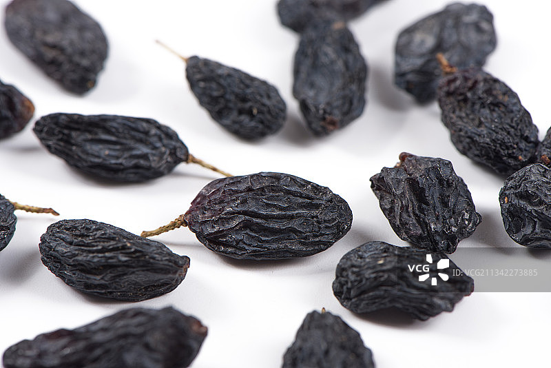 白色背景上的黑加仑黑葡萄干图片素材
