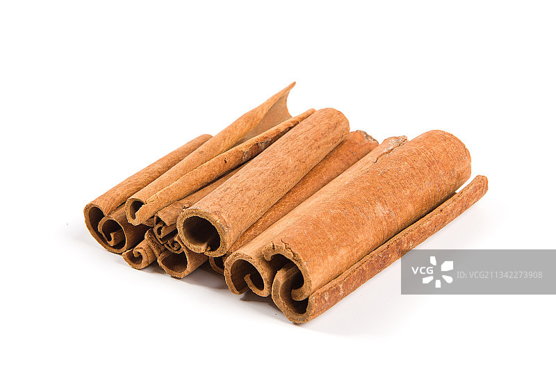 白色背景上的肉桂桂皮图片素材