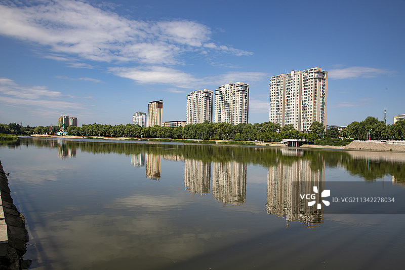 蓝天白云下的吉林省梅河口市图片素材