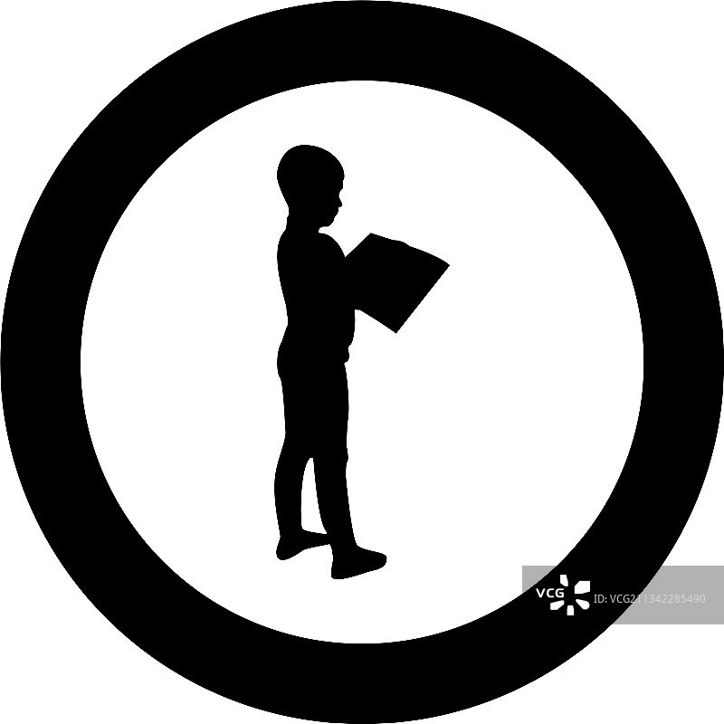 青少年男孩站立着阅读书籍图片素材