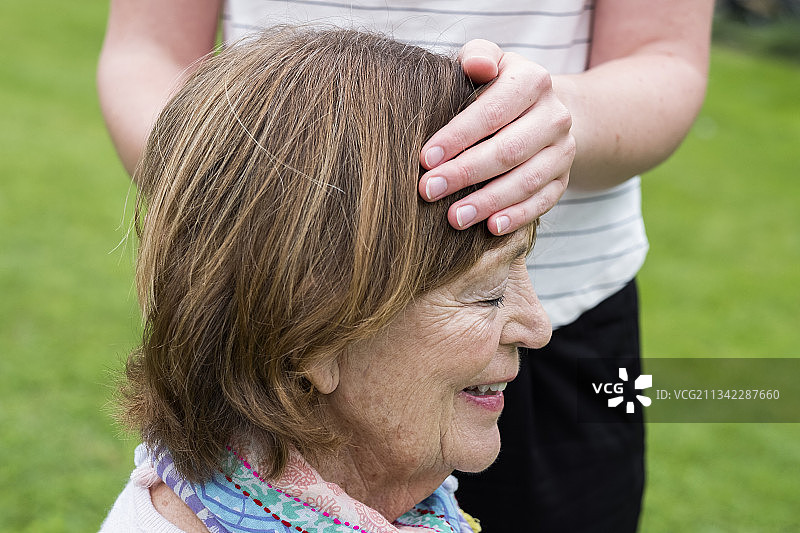替代疗法，英国，理疗师在治疗期间触摸身体的经络点图片素材