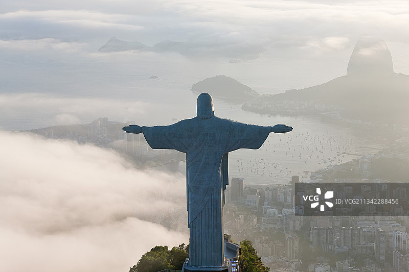 巴西里约热内卢科科瓦多山上装饰艺术风格的基督救世主雕像图片素材