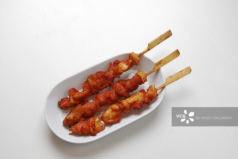 休闲食品骨肉相连中国美食鸡腿肉脆骨竹签肉串风味小吃烧烤油炸串图片素材