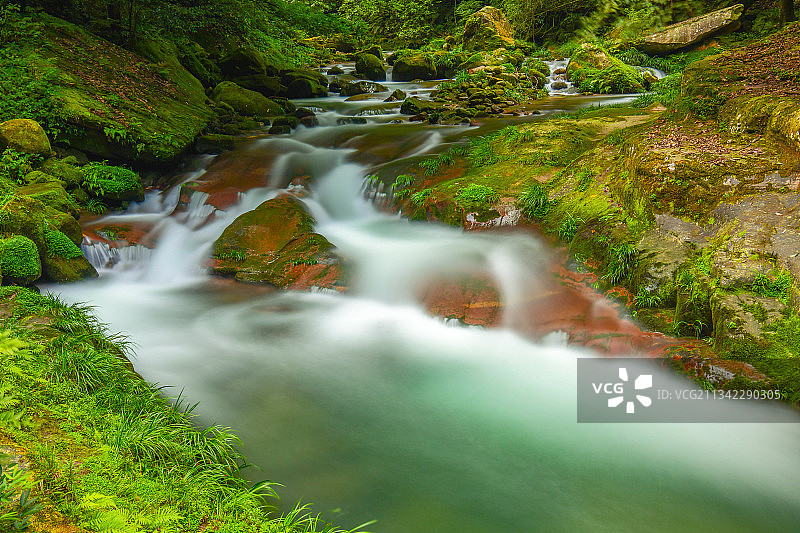 溪水潺潺图片素材