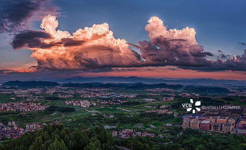 乌云高歌图片素材