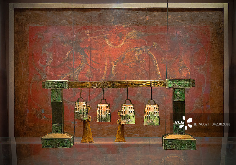 汉代龙壁画前的编钟演奏图片素材