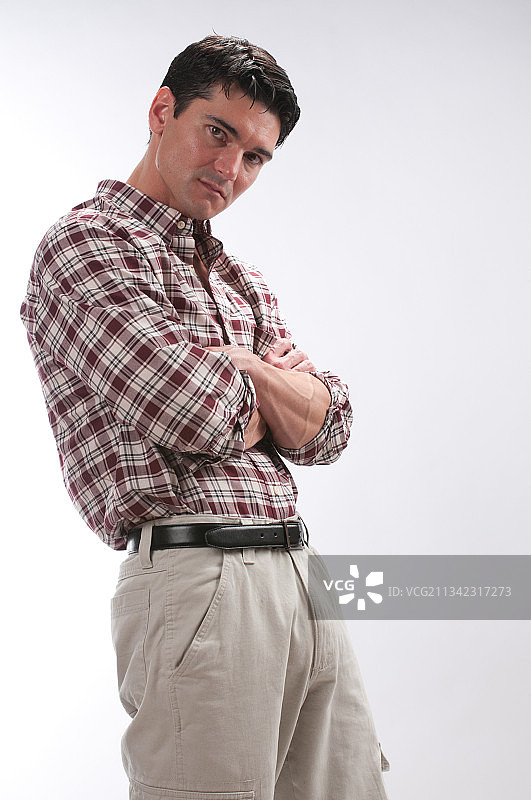 双手抱胸站在白色背景前的男人肖像图片素材
