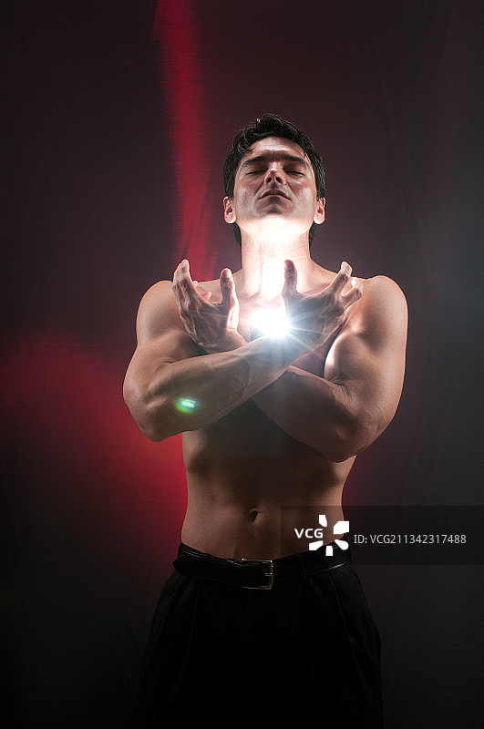 黑色背景下的健壮无上衣男人肖像图片素材