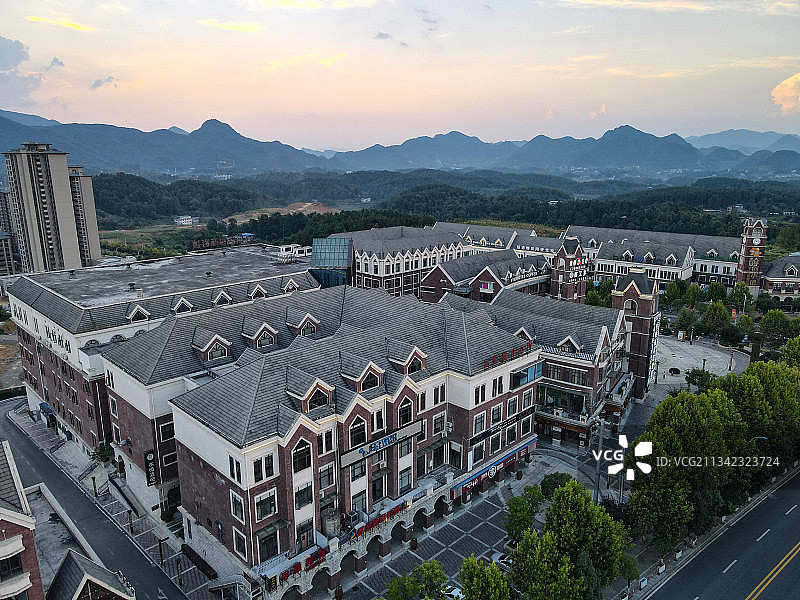 贵州遵义新蒲新区，大学城平安街傍晚风光图片素材