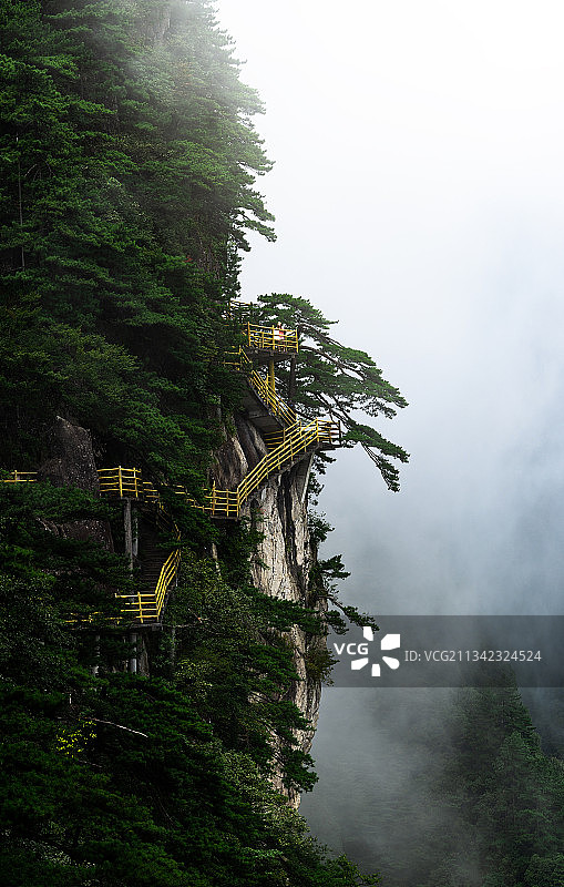 雾锁明月山图片素材