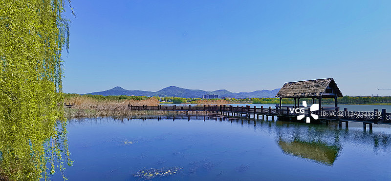 江苏省镇江市句容市茅山风景区茅山半岛-原町度假区的春日风光图片素材
