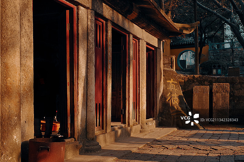 江苏省苏州市吴中区天池山寂鉴寺“真彼岸”的秋日黄昏金色时刻图片素材