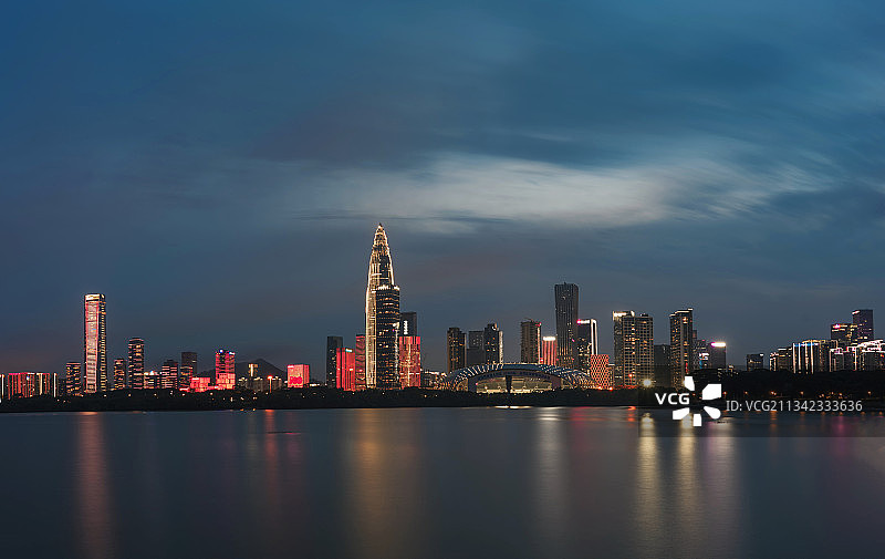 深圳南山深圳湾建党百年灯光秀堆栈夜景图片素材