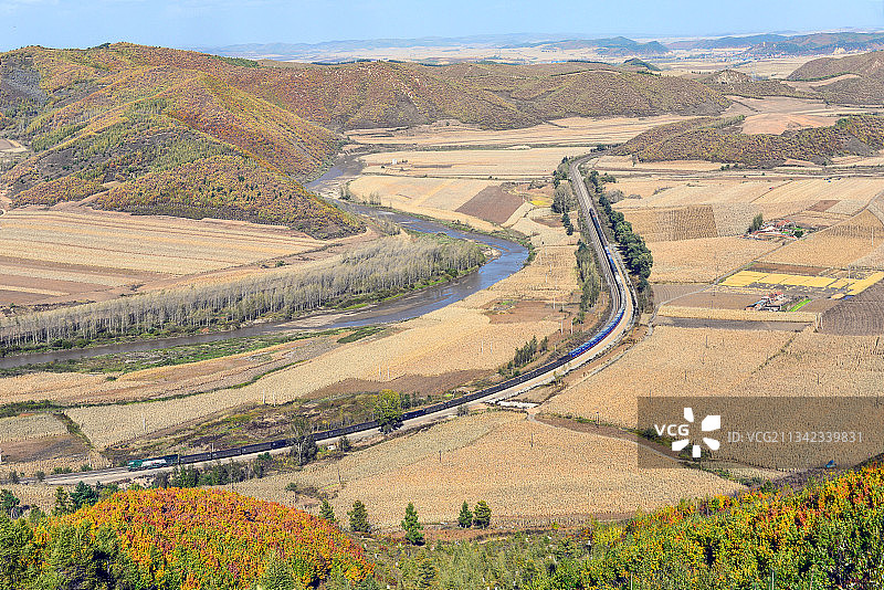 HXN5机车牵引货车行驶在图佳线柴河附近图片素材