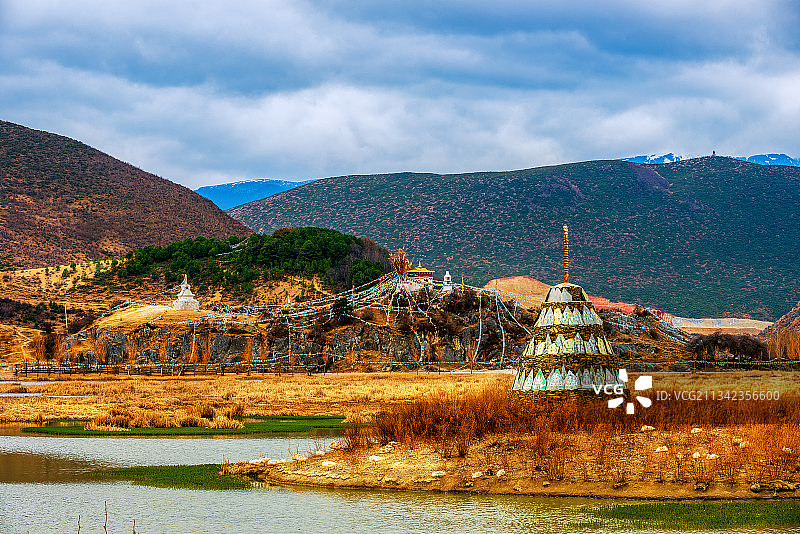 湖畔的玛尼堆图片素材