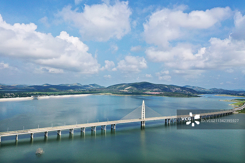 蓝天白云下的山东枣庄庄里水库风光图片素材