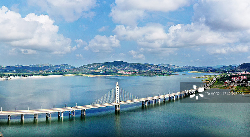 蓝天白云下的山东枣庄庄里水库风光图片素材