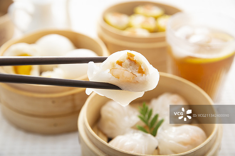 中华美食广式早茶虾饺、流沙包、蟹黄烧麦和柠檬茶图片素材