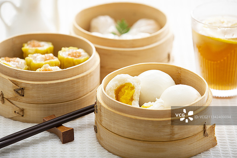 中华美食广式早茶流沙包、蟹黄烧麦、虾饺和柠檬茶图片素材