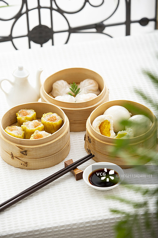 中华美食广式早茶流沙包、蟹黄烧麦和虾饺图片素材