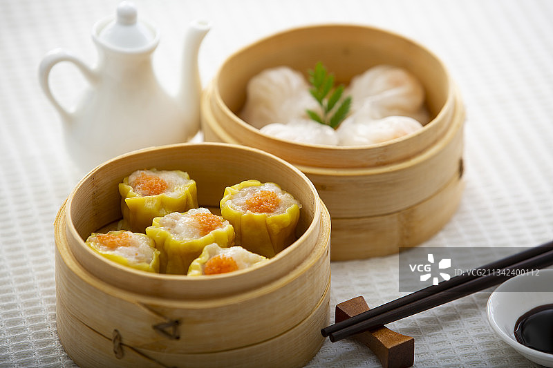 中华美食广式早茶蟹黄烧麦和虾饺图片素材