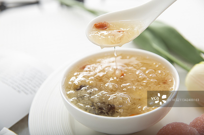 中华美食广式银耳莲子百合糖水和小吃栗子糕图片素材
