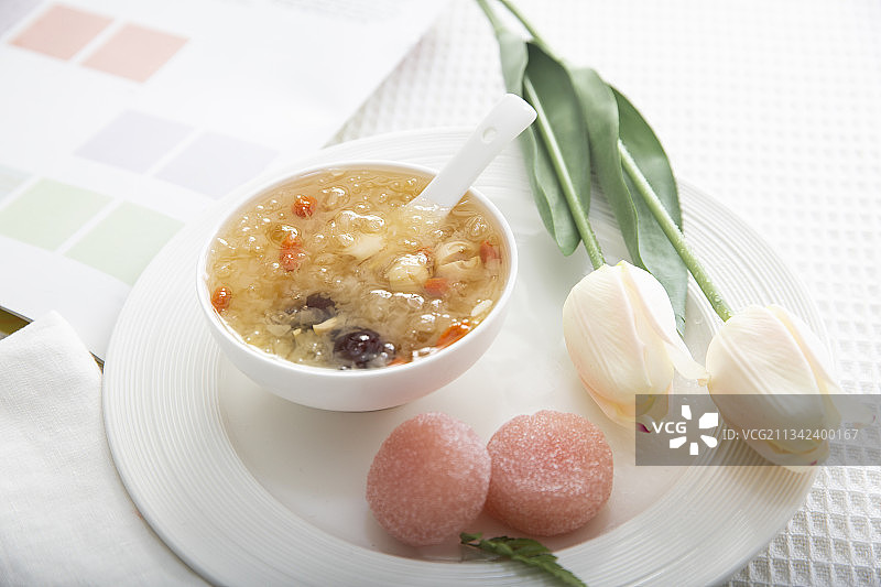 中华美食广式银耳莲子百合糖水和小吃栗子糕图片素材