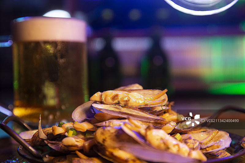 中华美食夜市大排档海鲜蛏子和啤酒图片素材