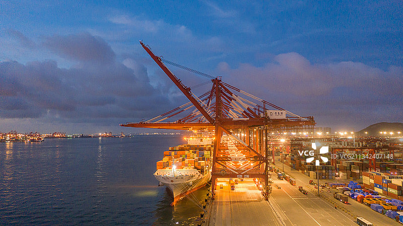 航拍视角青岛港图片素材