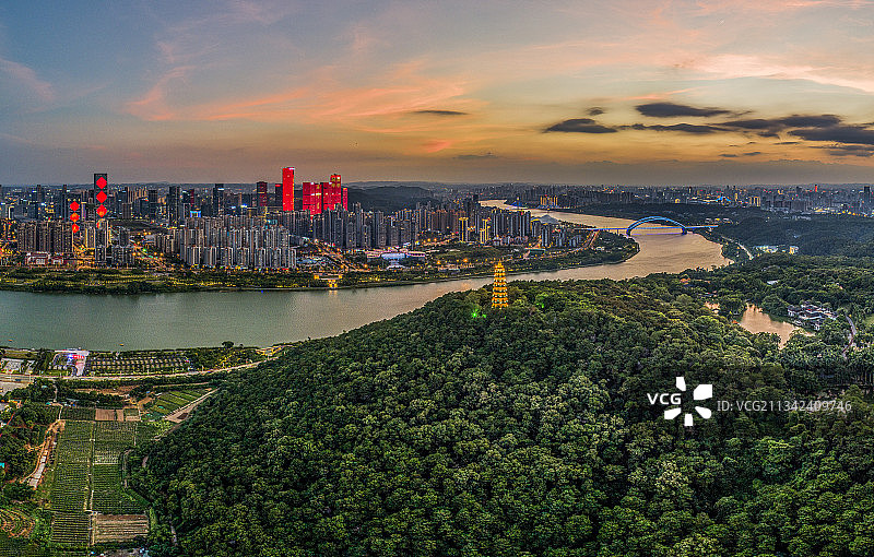 中国（广西）自由贸易试验区南宁片区的晚霞图片素材