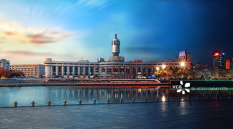 白日至夜晚的天津海河天津站风景图片素材