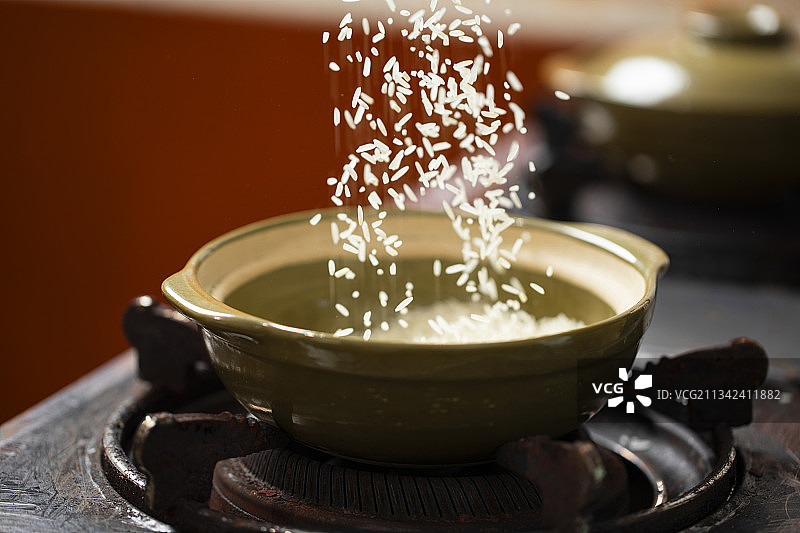 砂锅饭制作图片素材